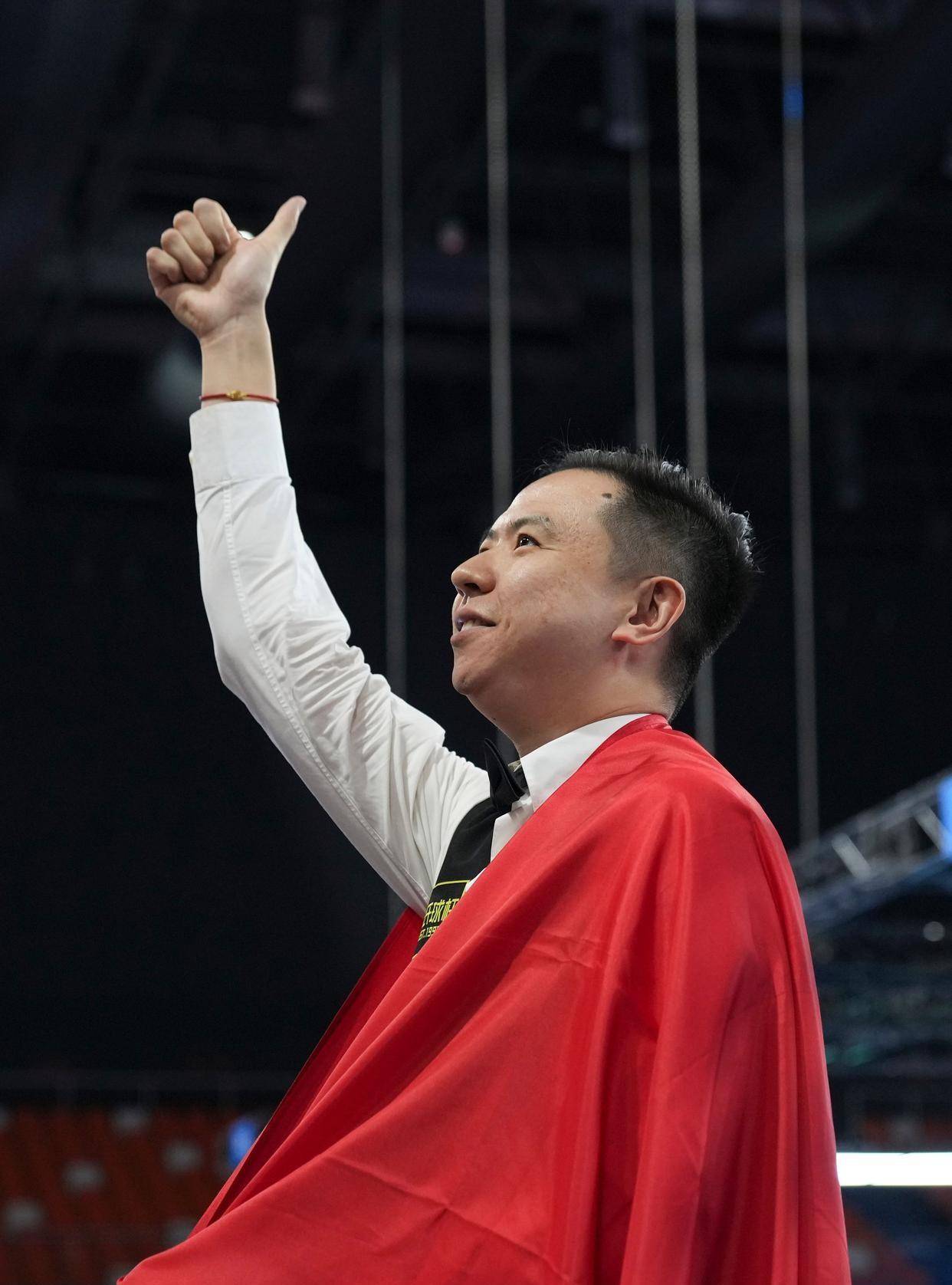 全场瞩目的 全场瞩目的